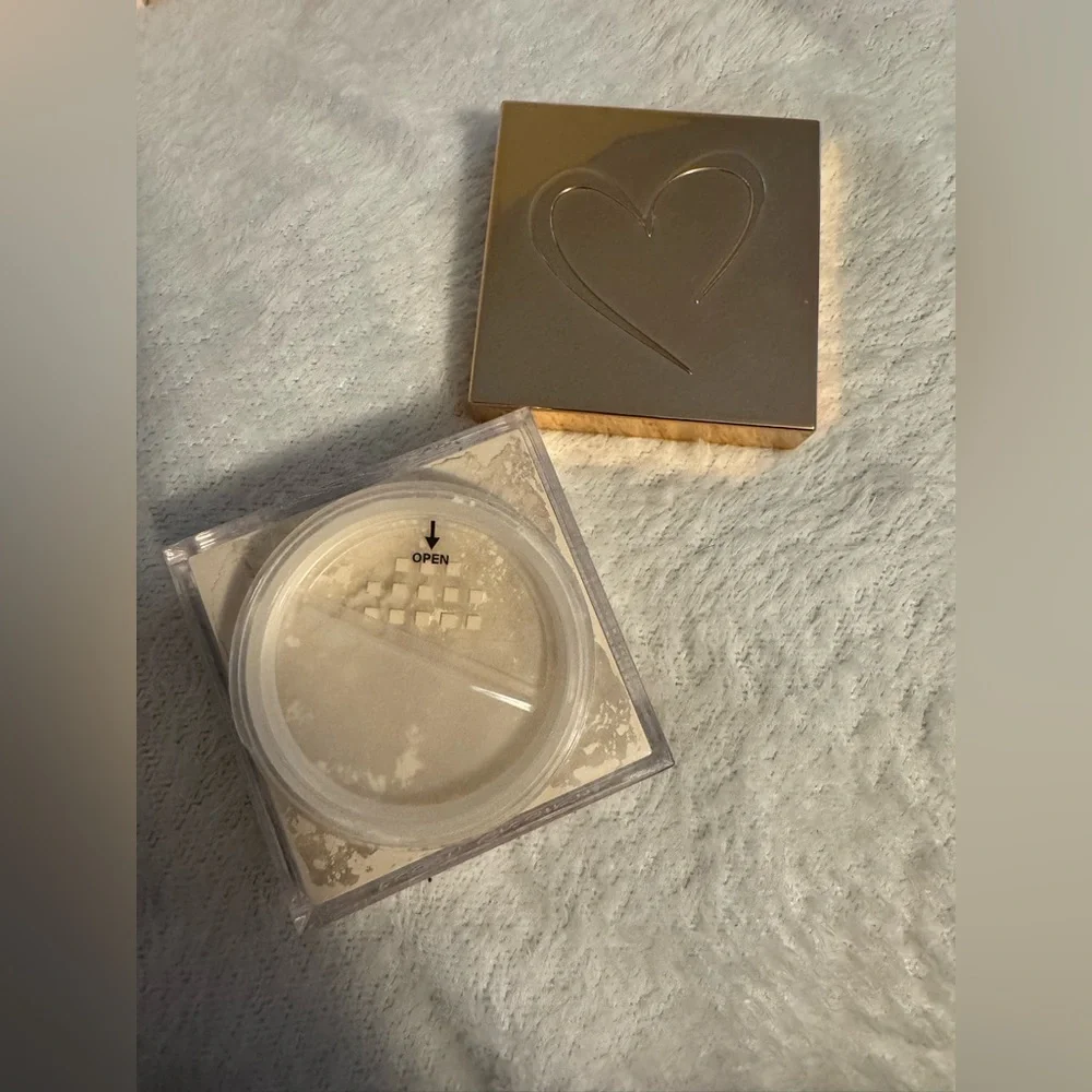 NIB Bundle of BEAUTY CREATIONS Powder Foundation and Loose Setting Powder